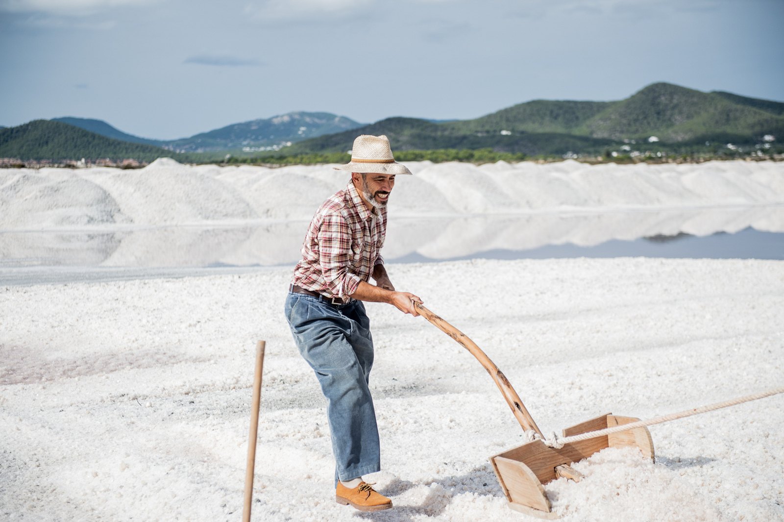 Un salinero recoge la sal de forma tradicional en Eivissa